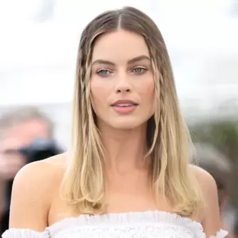 margot robbie face framing braids